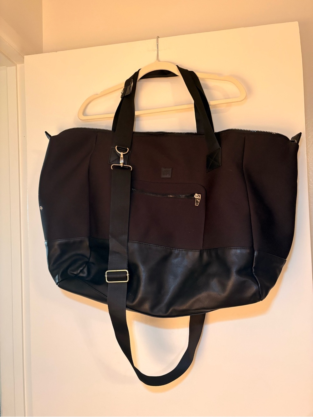 Black Travel Tote Bag - Stylish Weekender